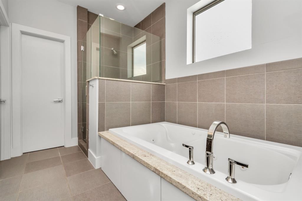 2119 Hadley Street Houston, TX 77003 - Photo 18 of 29 Bathtub