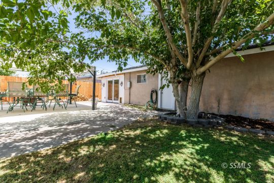 1021 West Iowa Avenue Ridgecrest, CA 93555 - Photo 37 of 40 a backyard of a house with lots of green space
