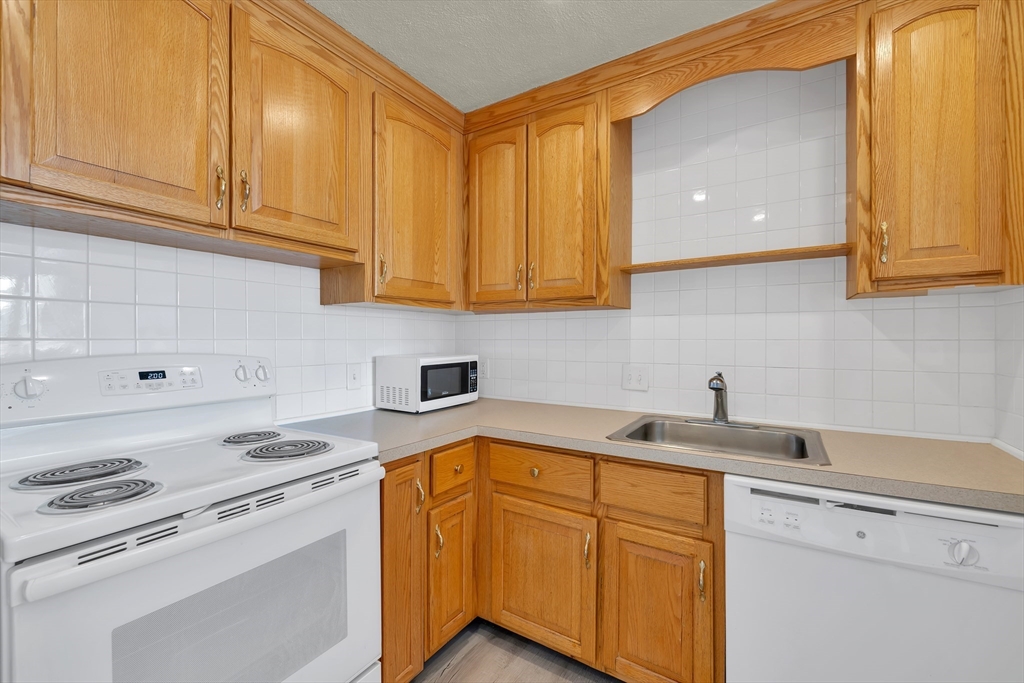20 Whitman Road, Unit 14 Waltham, MA 02453 - Photo 7 of 20 Gallery Image 7
