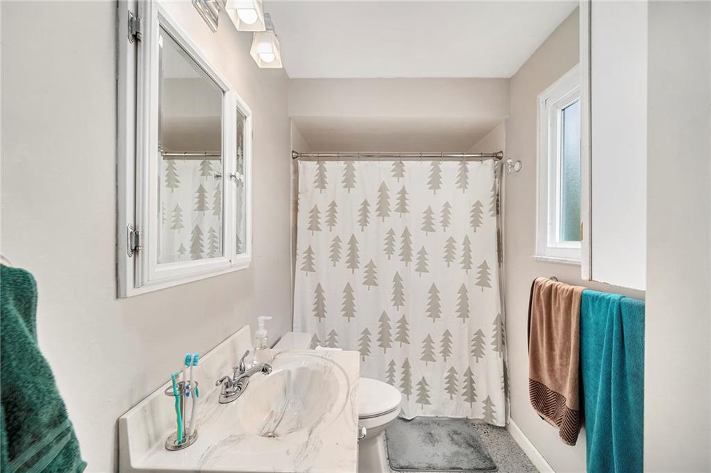 15 Robin Road McKees Rocks, PA 15136 - Photo 13 of 25 Full bath