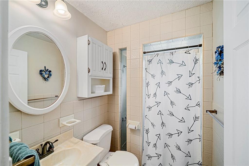 15 Robin Road McKees Rocks, PA 15136 - Photo 16 of 25 Full bath.