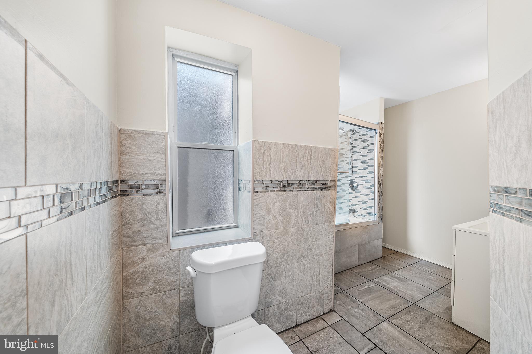 2003 South 7th Street, Unit 2 Philadelphia, PA 19148 - Photo 21 of 27 Bedroom 3 - en suite bathroom with tub