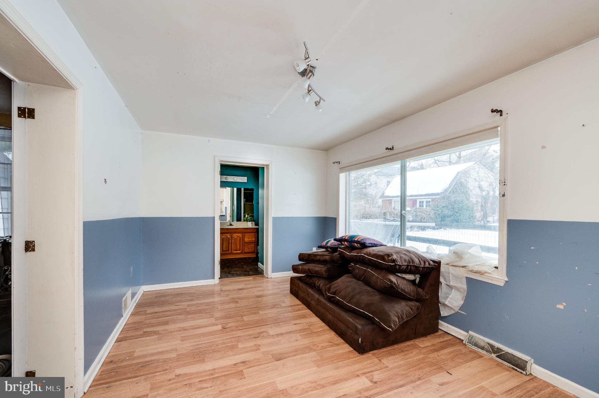 9 West 35th Street Reading, PA 19606 - Photo 28 of 52 a room with furniture window and a wooden floor