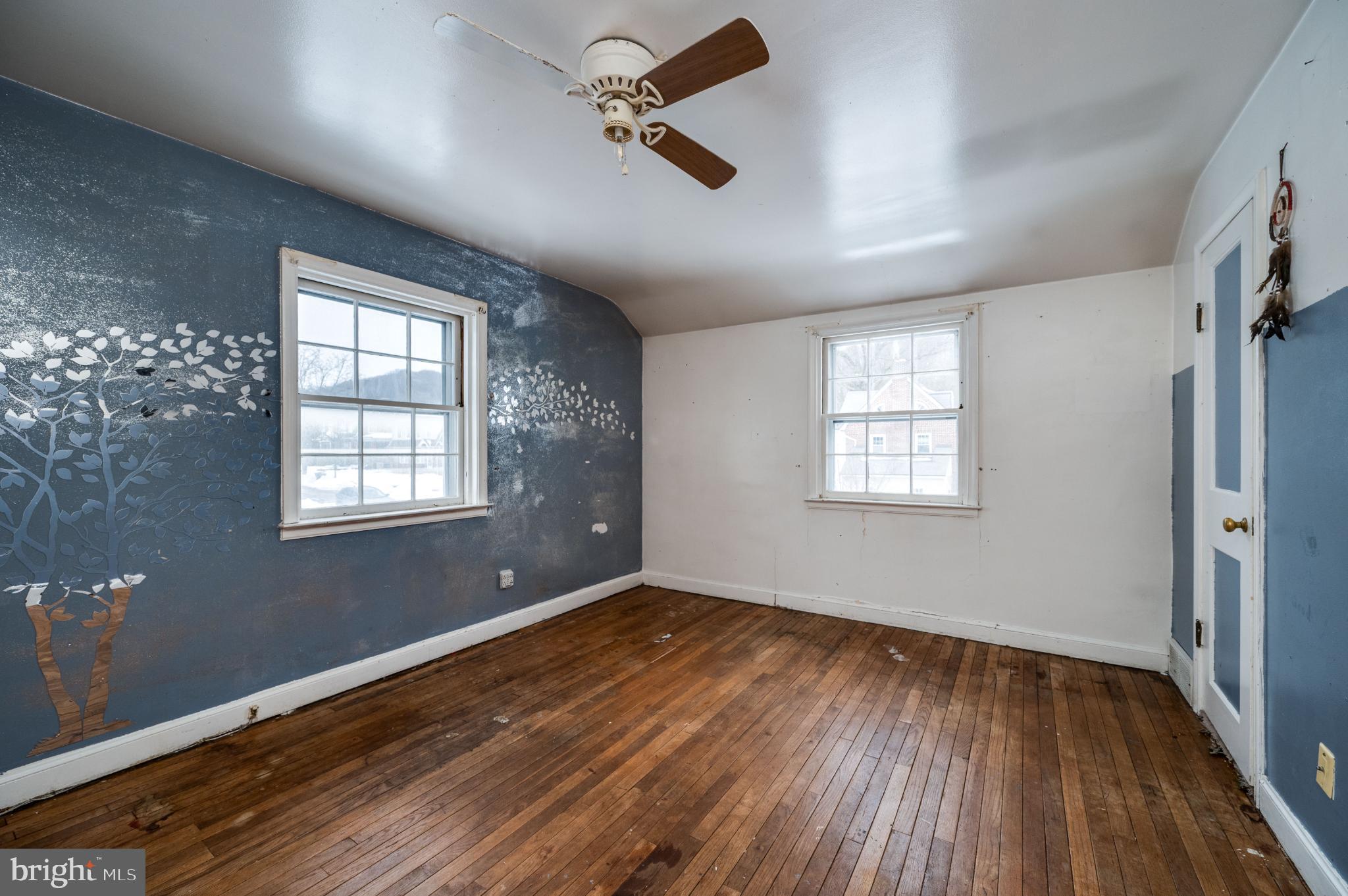 9 West 35th Street Reading, PA 19606 - Photo 37 of 52 wooden floor in an empty room with a window