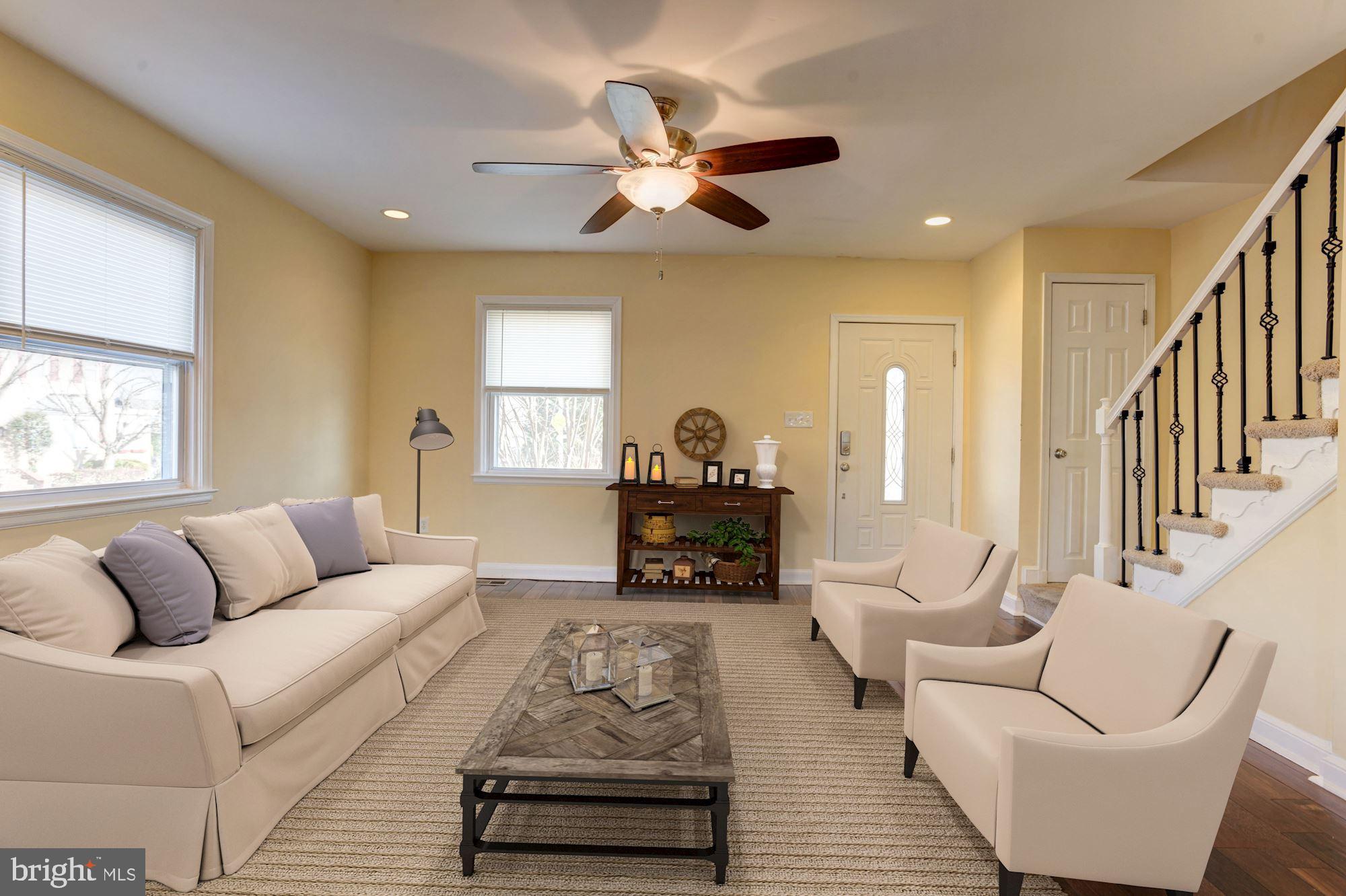 100 Westowne Road Baltimore, MD 21229 - Photo 3 of 32 Living Room