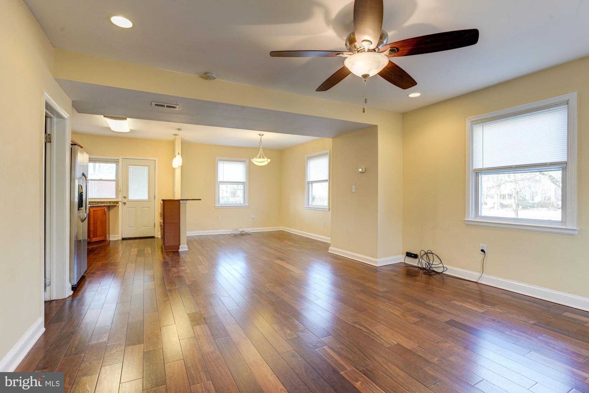 100 Westowne Road Baltimore, MD 21229 - Photo 4 of 32 Living Room