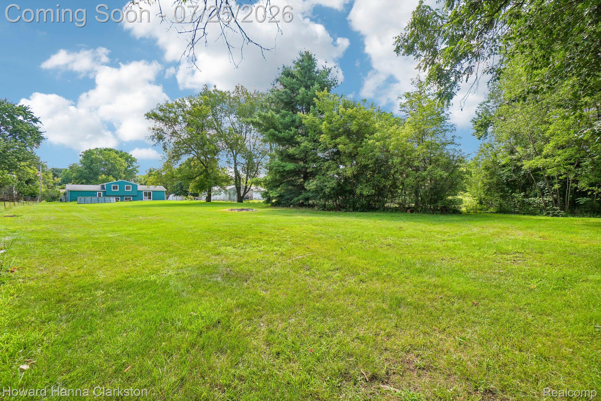 950 Beardon Road Lake Orion, MI 48362 - Photo 33 of 40 View of the yard from the back of the property.