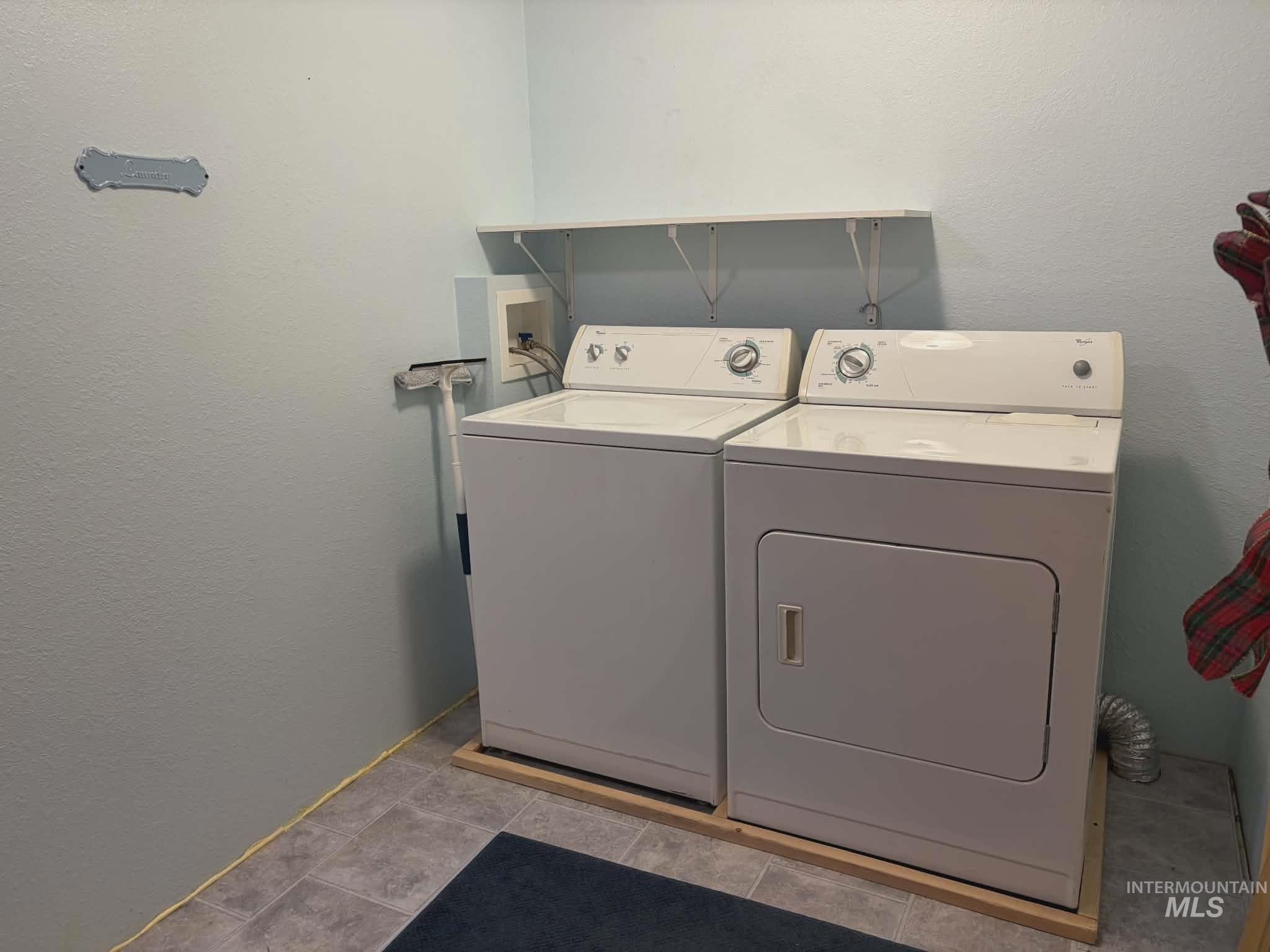 804 Maple Street Kamiah, ID 83536 - Photo 10 of 50 Laundry area with a textured wall and separate washer and dryer