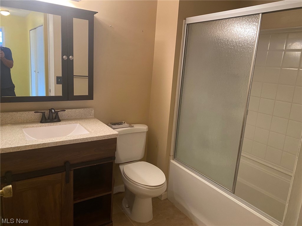 6561 Engle Road, Unit 40A Brook Park, OH 44142 - Photo 13 of 24 Full bath on secnd floor