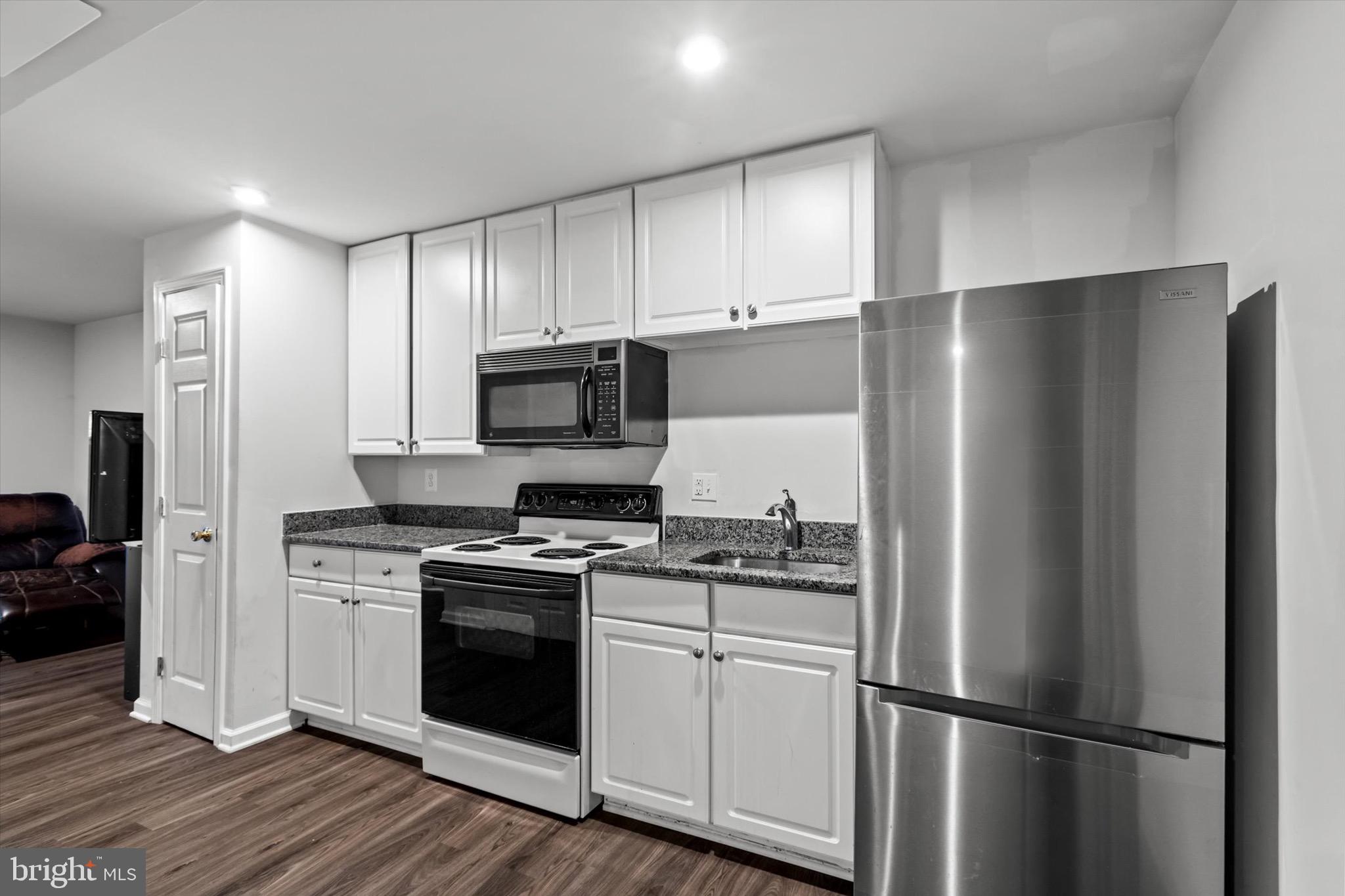 10462 Brackets Ford Circle Manassas, VA 20110 - Photo 26 of 39 a kitchen with a stove refrigerator and microwave