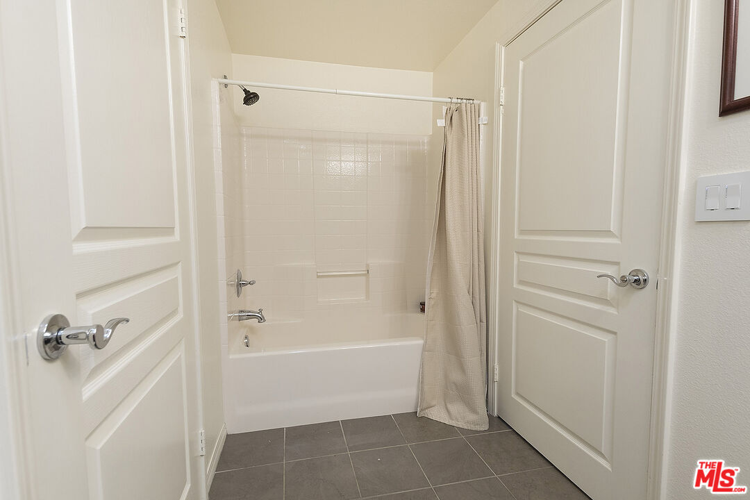 13044 Pacific Promenade, Unit 419 Playa Vista, CA 90094 - Photo 16 of 19 a bathroom with a bathtub