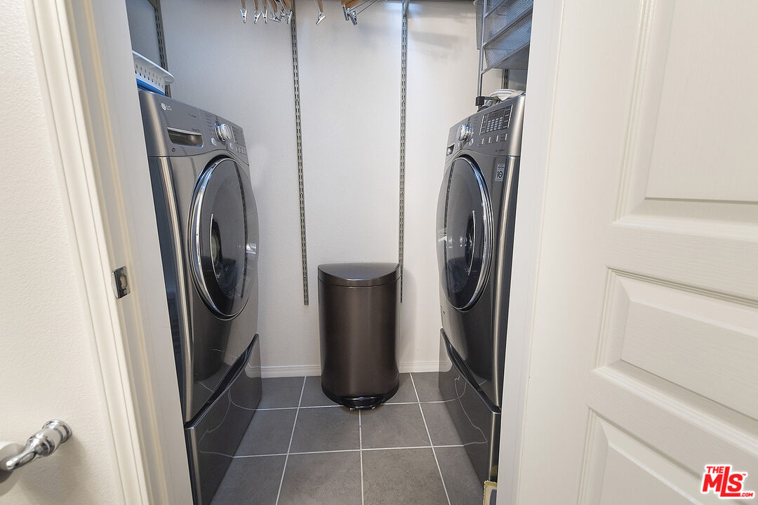 13044 Pacific Promenade, Unit 419 Playa Vista, CA 90094 - Photo 17 of 19 a utility room with mirror dryer and washer