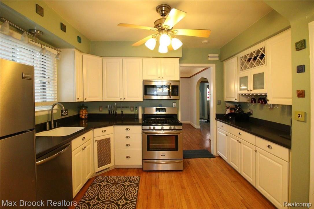 7 Amherst Road Pleasant Ridge, MI 48069 - Photo 14 of 30 Kitchen with S/S Appliances