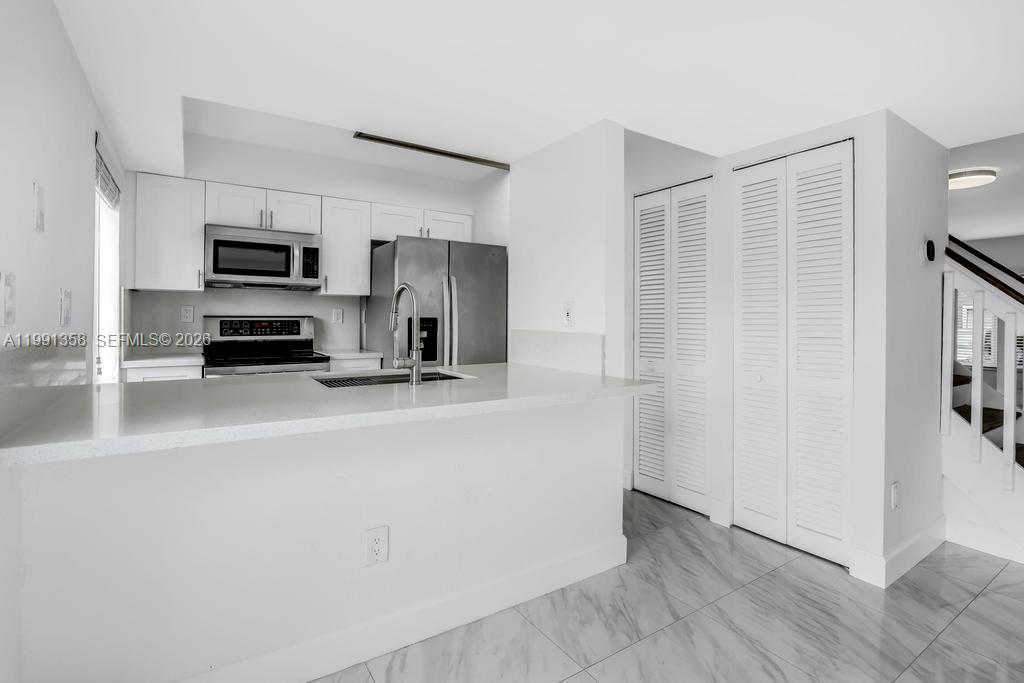 164 Riviera Circle Weston, FL 33326 - Photo 3 of 38