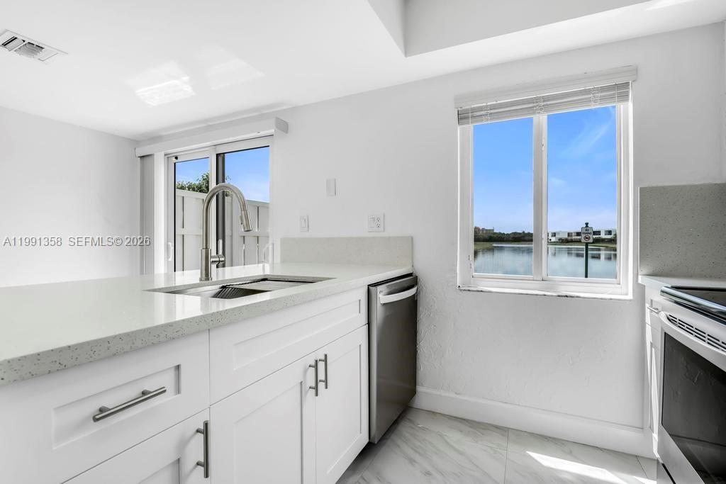 164 Riviera Circle Weston, FL 33326 - Photo 6 of 38