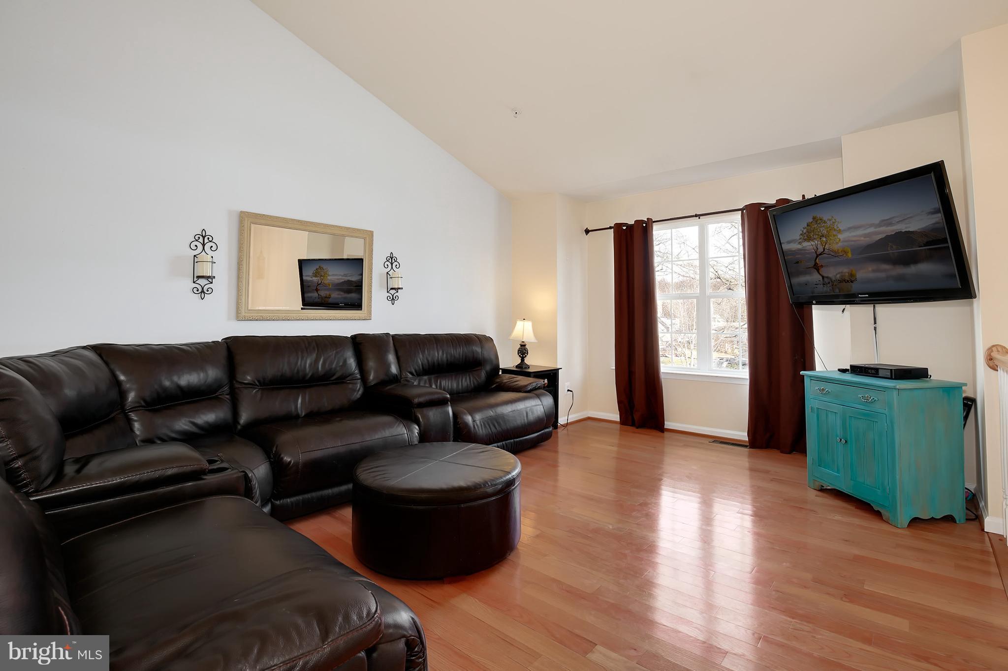 8292 Choptank Road Pasadena, MD 21122 - Photo 4 of 27 Living Room