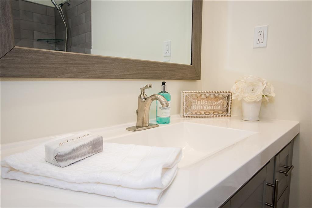 1508 Nine Eighty Road Canonsburg, PA 15317 - Photo 9 of 19 The master bath beauty.