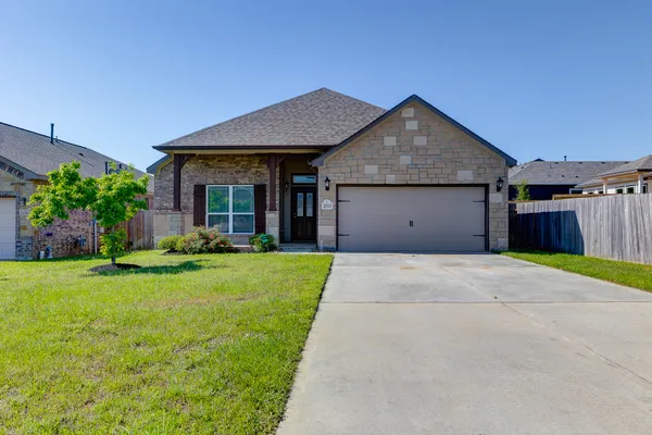 a view of an house with backyard and garden