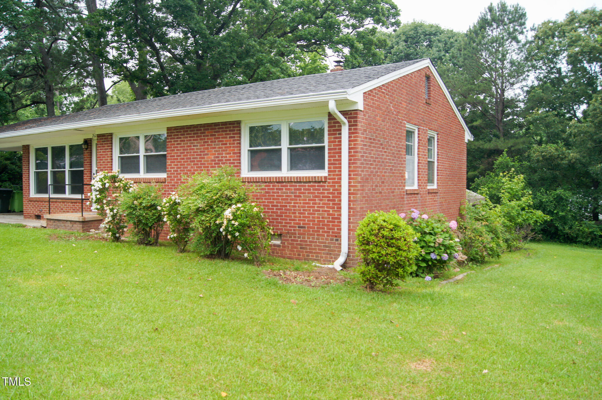 2626 Crestline Avenue Raleigh, NC 27603 - Photo 4 of 24 DSC05408
