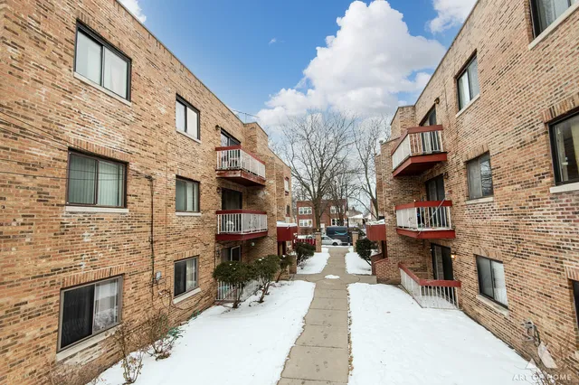 $185,000 | 6550 North California Avenue, Unit 302, Chicago, IL 60645