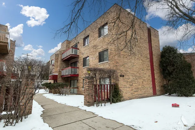 $185,000 | 6550 North California Avenue, Unit 302, Chicago, IL 60645