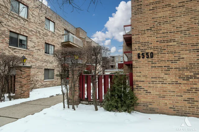 $185,000 | 6550 North California Avenue, Unit 302, Chicago, IL 60645