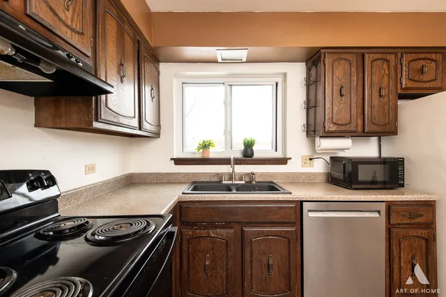 $185,000 | 6550 North California Avenue, Unit 302, Chicago, IL 60645