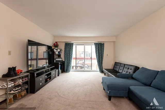 $185,000 | 6550 North California Avenue, Unit 302, Chicago, IL 60645