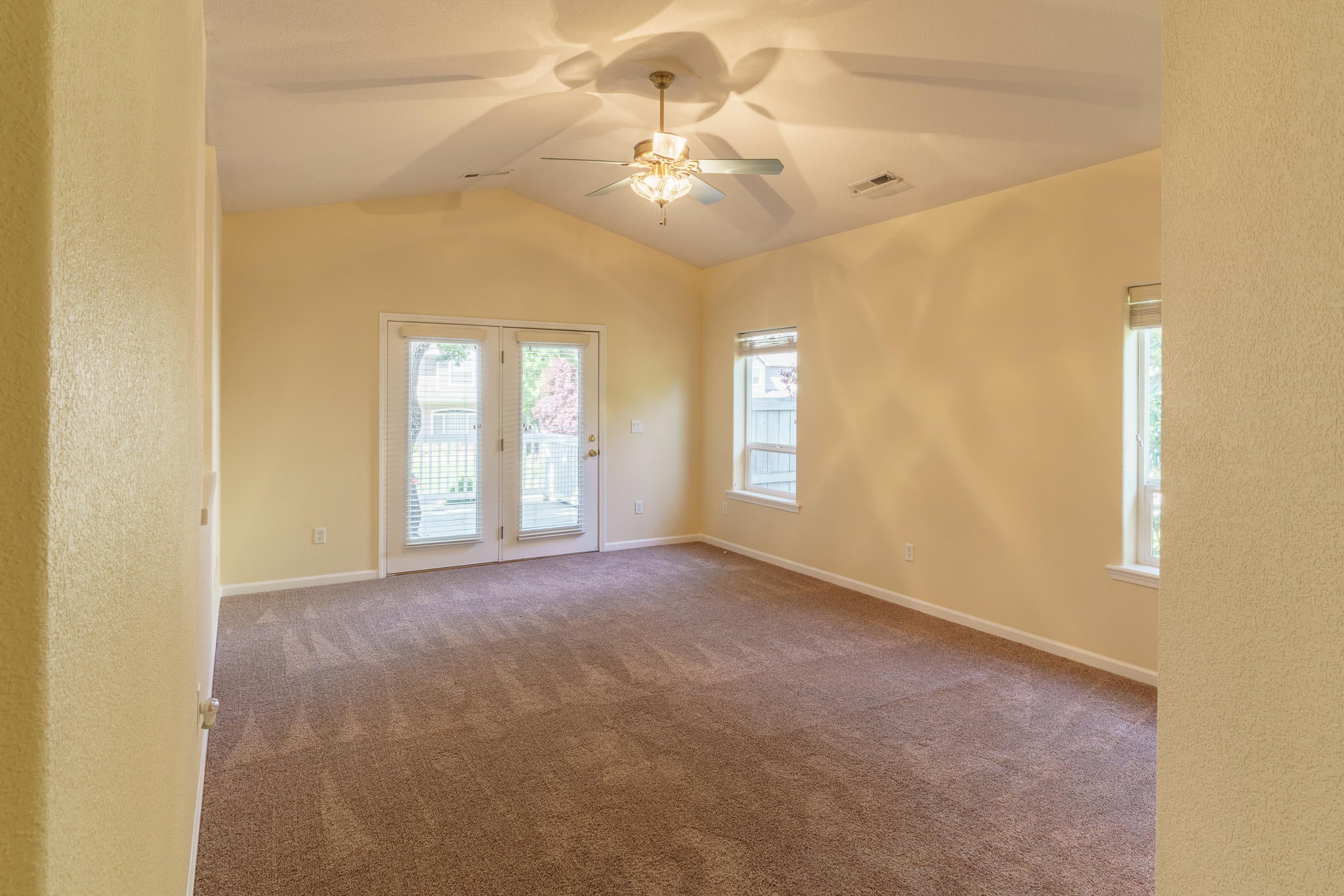 536 Ridgeway Circle Central Point, OR 97502 - Photo 25 of 31 Vaultied ceilings