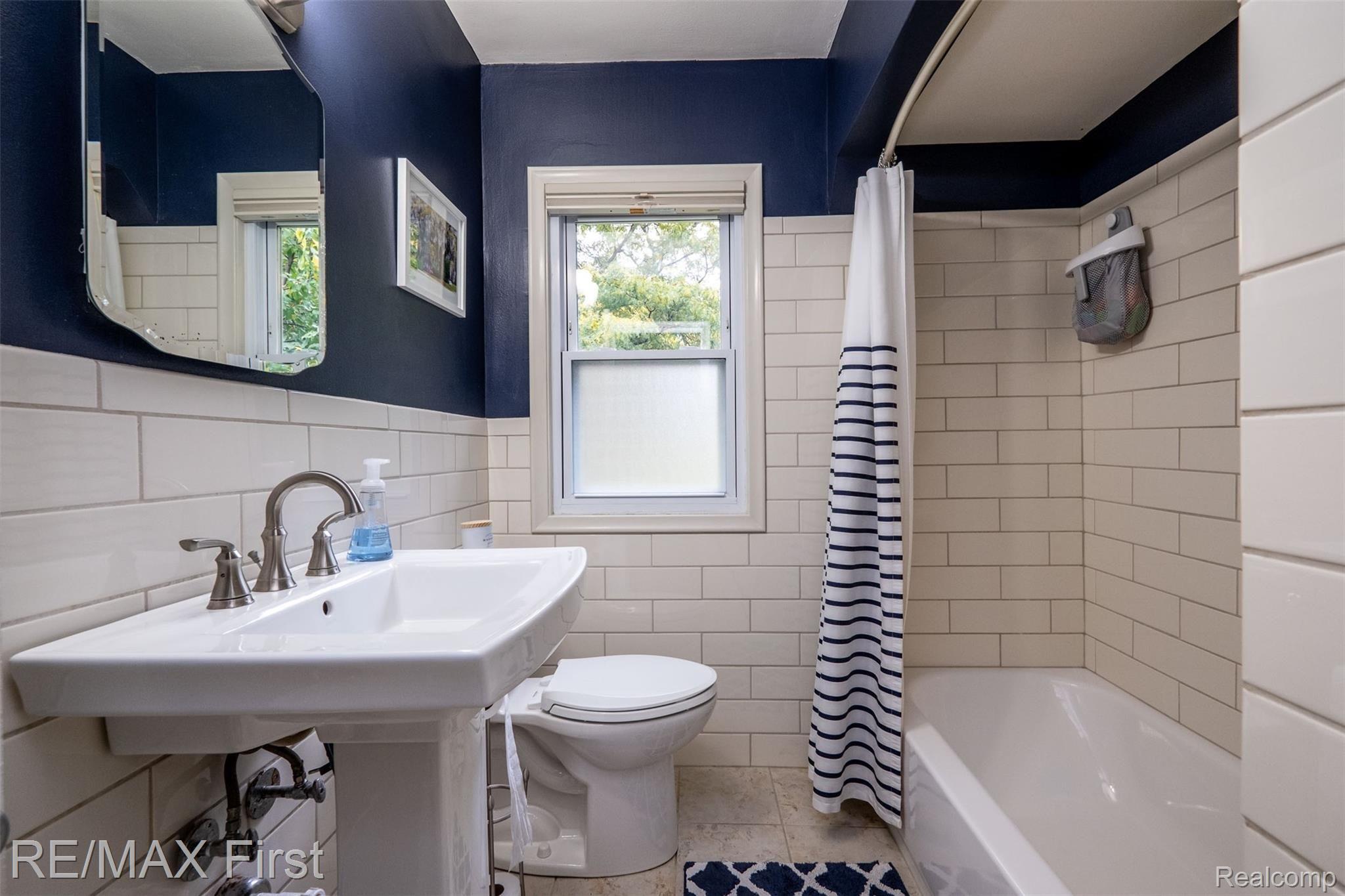 3034 Bamlet Road Royal Oak, MI 48073 - Photo 20 of 40 Bamlet bathroom (1 of 3) (1).jpg