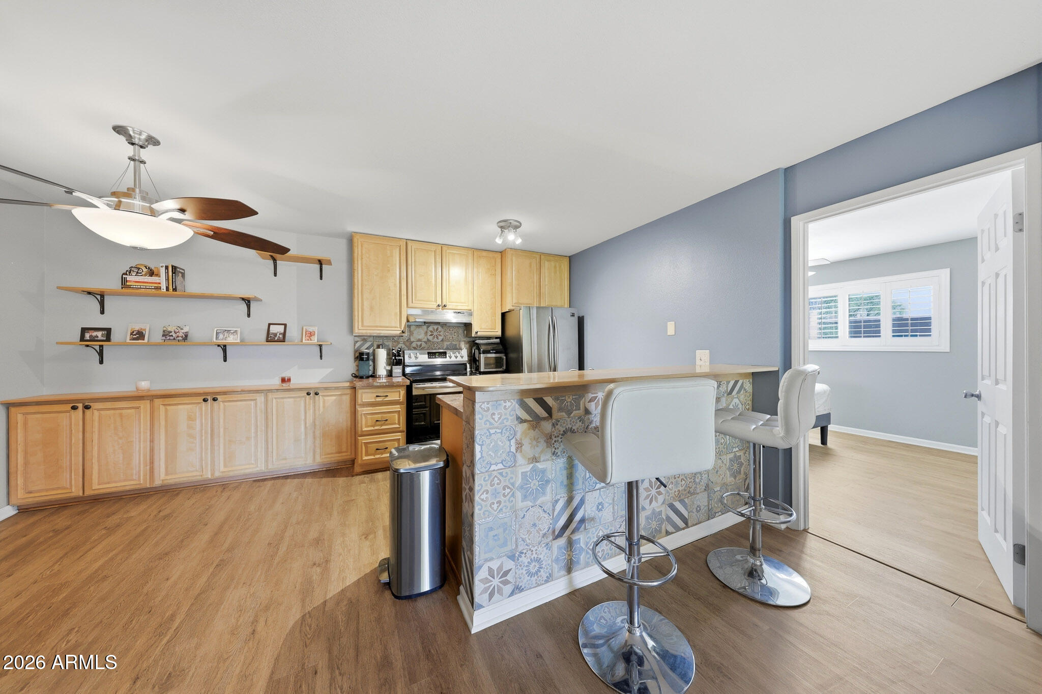 5525 East Thomas Road, Unit R 16 Phoenix, AZ 85018 - Photo 12 of 27 a living room with kitchen island furniture and a wooden floor