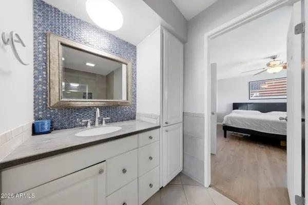a en suite bathroom with a double vanity sink and a mirror
