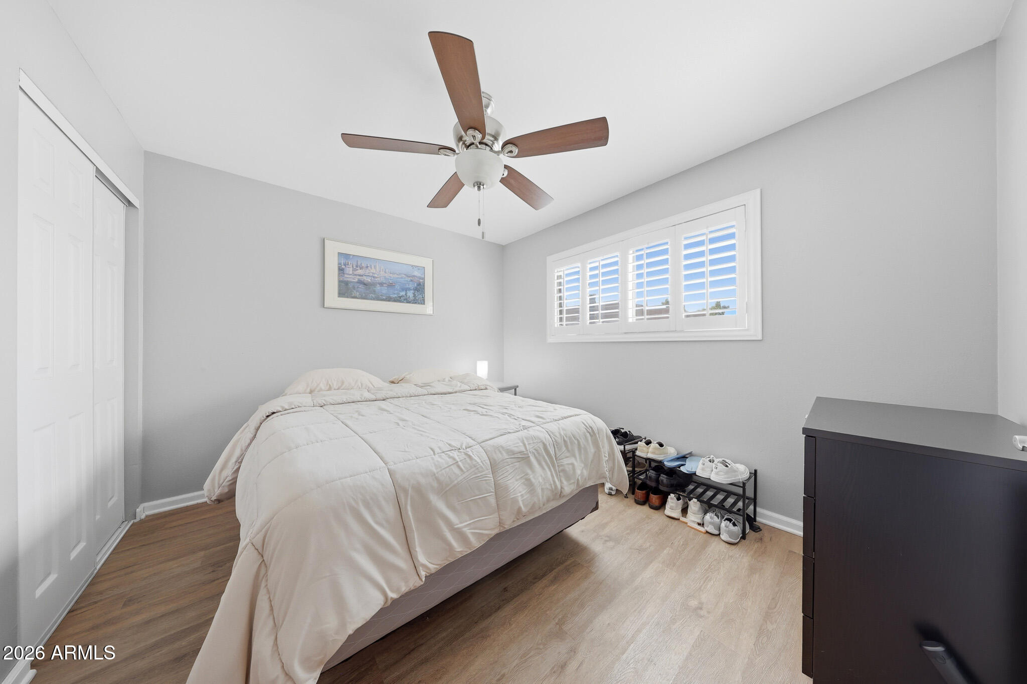5525 East Thomas Road, Unit R 16 Phoenix, AZ 85018 - Photo 23 of 27 a bedroom with a bed and a desk