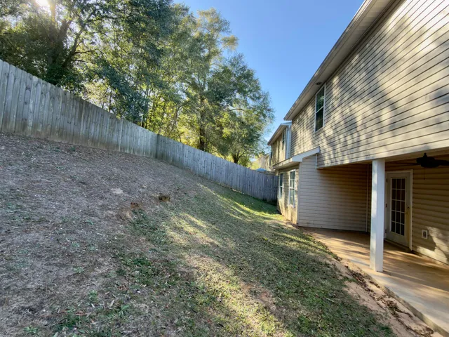 a view of a backyard