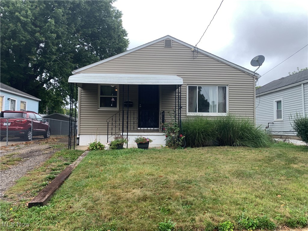 885 Reed Avenue Akron, OH 44306 - Photo 1 of 24 Bungalow with covered porch and a front yard