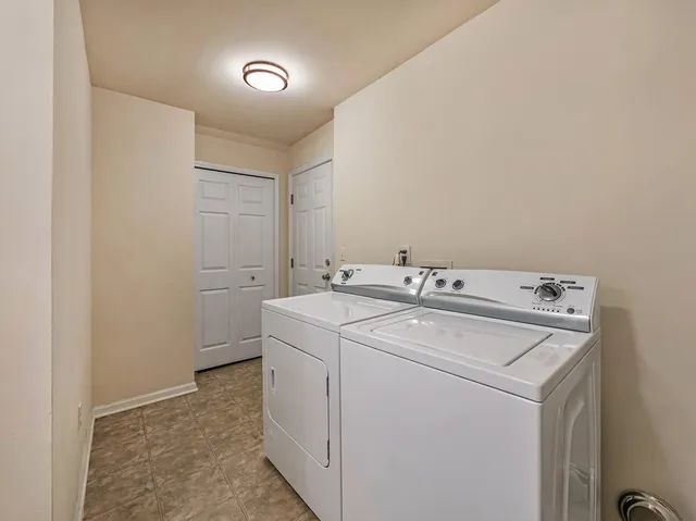 $1,900 | 1112 Addington Lane, Ann Arbor, MI 48108