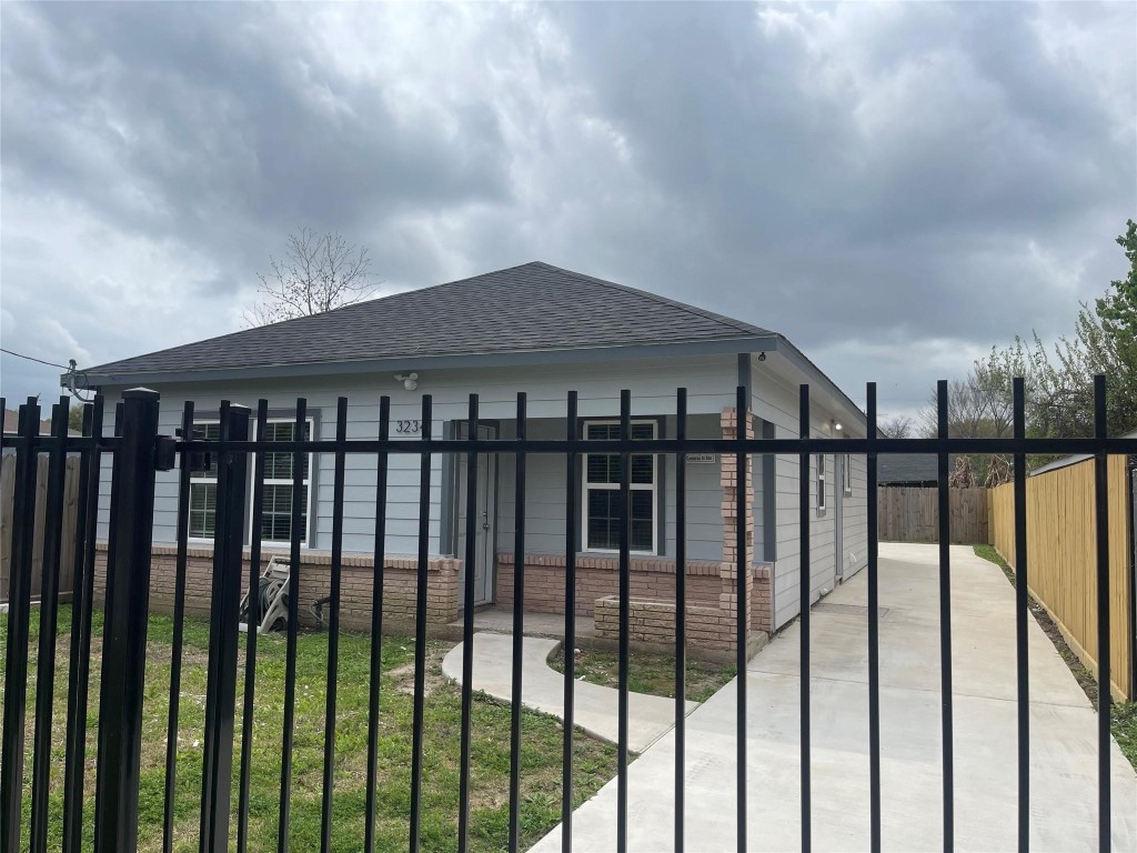 3234 Berry Street Houston, TX 77004 - Photo 2 of 34 a view of a balcony