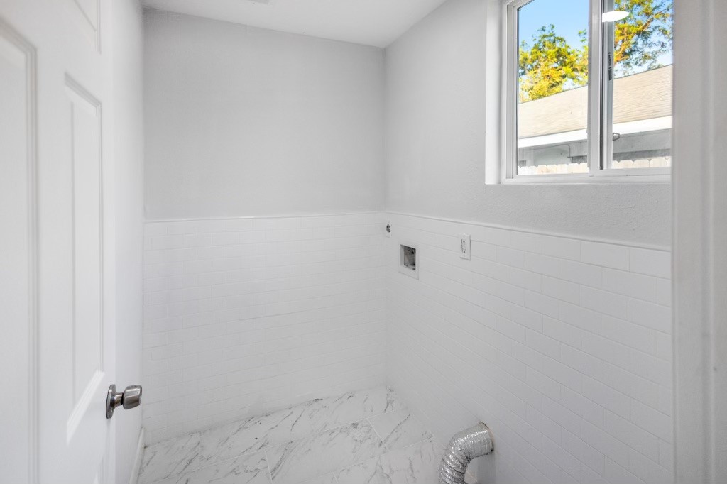 3234 Berry Street Houston, TX 77004 - Photo 29 of 34 a bathroom with a window