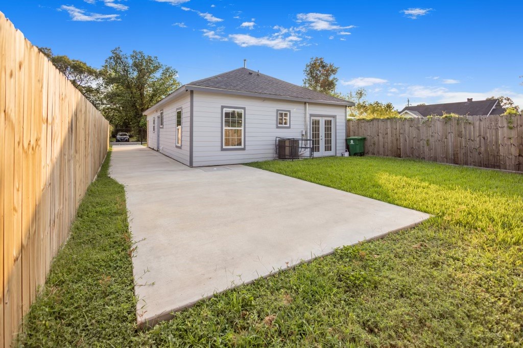 3234 Berry Street Houston, TX 77004 - Photo 32 of 34 a very nice looking house with a big yard