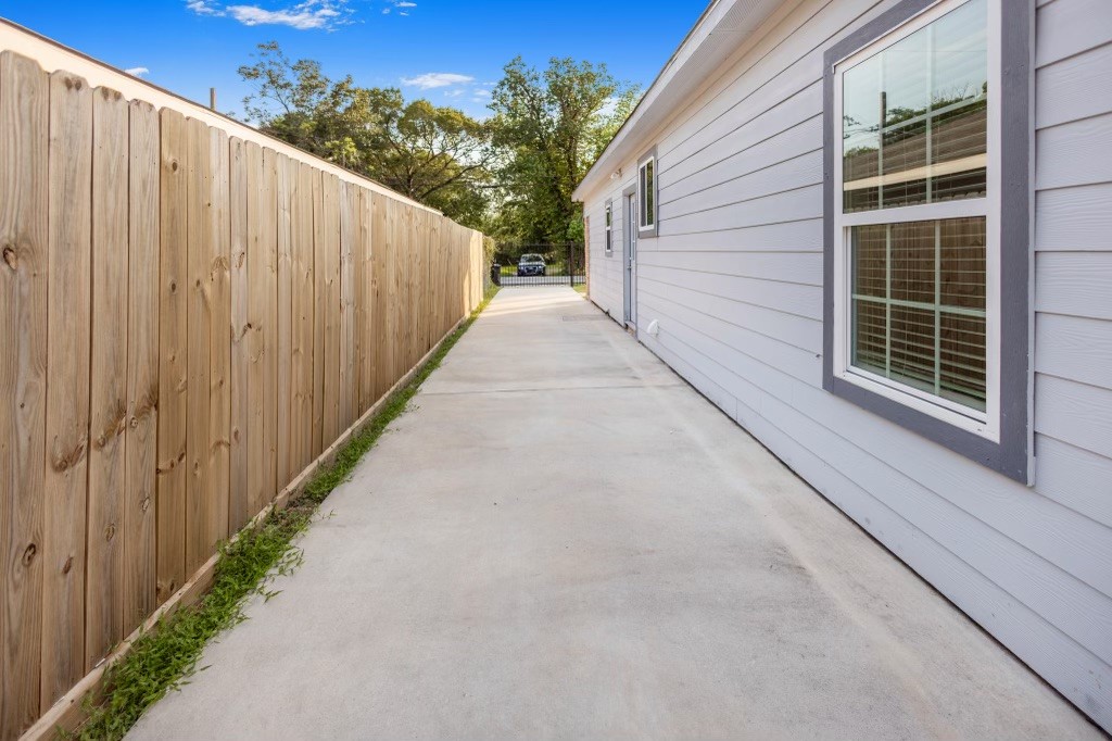 3234 Berry Street Houston, TX 77004 - Photo 34 of 34 a view of a balcony with wooden fence and plants