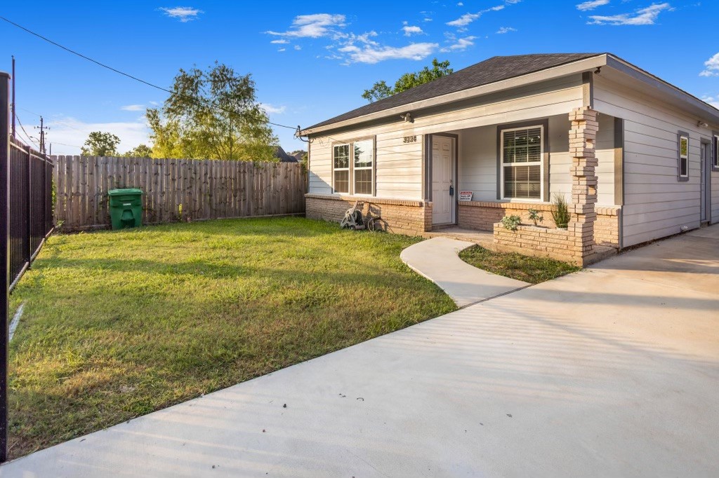 3234 Berry Street Houston, TX 77004 - Photo 4 of 34 a front view of a house with garden