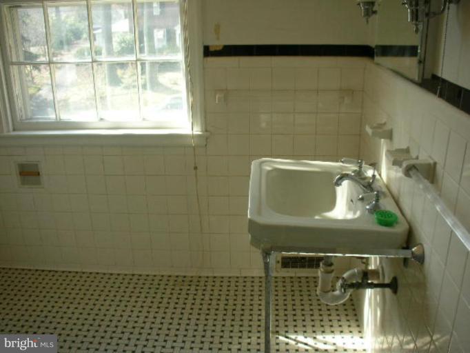 517 Stamford Road Baltimore, MD 21229 - Photo 3 of 8 Bathroom 1