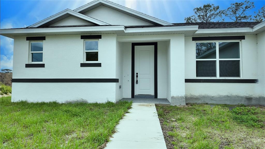 7 Spring Pass Ocala, FL 34472 - Photo 5 of 35 a front view of a house with garden