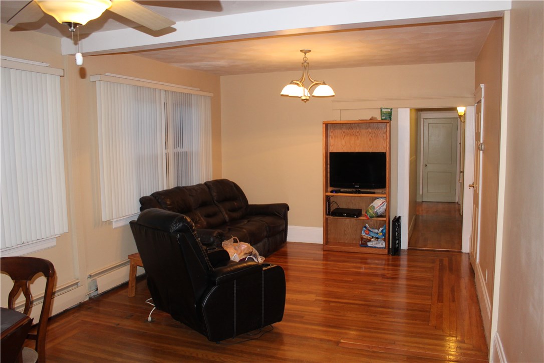 31 Ausdale Road Cranston, RI 02910 - Photo 13 of 34 LIVINGROOM
