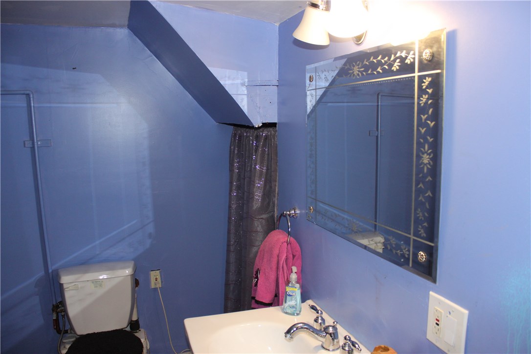 31 Ausdale Road Cranston, RI 02910 - Photo 33 of 34 BATHROOM
