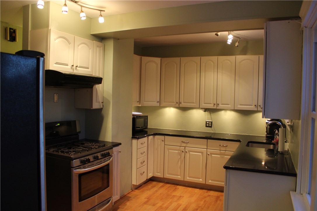 31 Ausdale Road Cranston, RI 02910 - Photo 8 of 34 KITCHEN