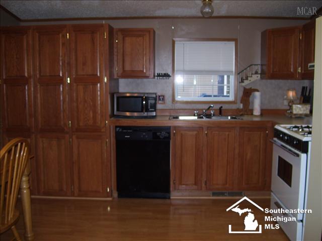 437 Invergarry Temperance, MI 48182 - Photo 3 of 13 KITCHEN