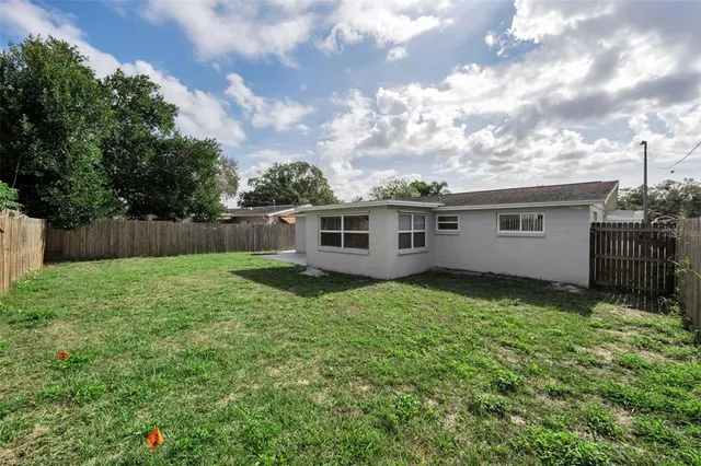a view of a backyard