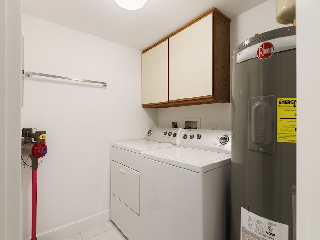 1155 Reef Road, Unit B7 Vero Beach, FL 32963 - Photo 26 of 31 a bathroom with a sink and a mirror