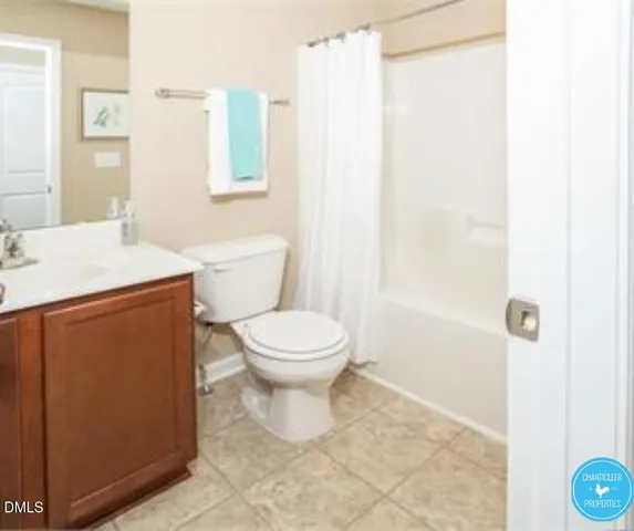 an empty room with closet and mirror